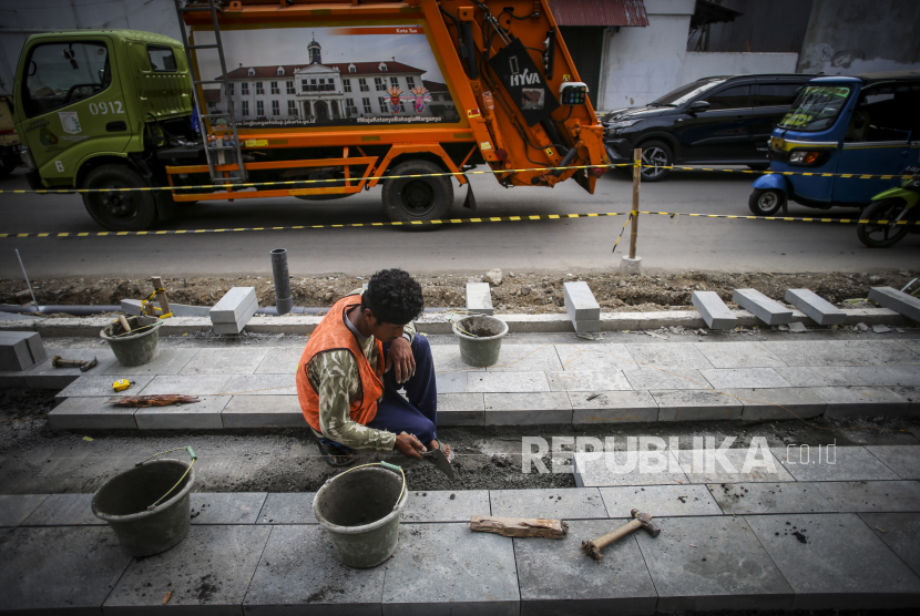 Pekerja menyelesaikan proyek revitalisasi pedestrian di kawasan Kota Tua Jakarta (ilustrasi) 