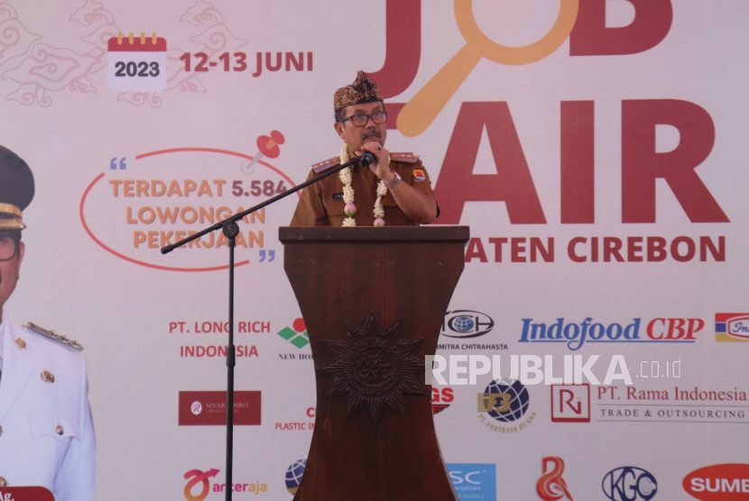 Bupati Cirebon Imron Rosyadi membuka kegiatan Job Fair yang digelar di SMK Muhammadiyah, Lemahabang, Kabupaten Cirebon, Jawa Barat, Senin (12/6/2023).