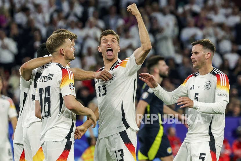 Pemain Jerman Thomas Mueller melakukan selebrasi saat pertandingan Grup A antara Jerman dan Skotlandia pada turnamen sepak bola Euro 2024 di Munich, Jerman, Jumat, 14 Juni 2024.Timnas Jerman menang telak 5-1 atas Skotlandia pada pertandingan pembuka Euro 2024.