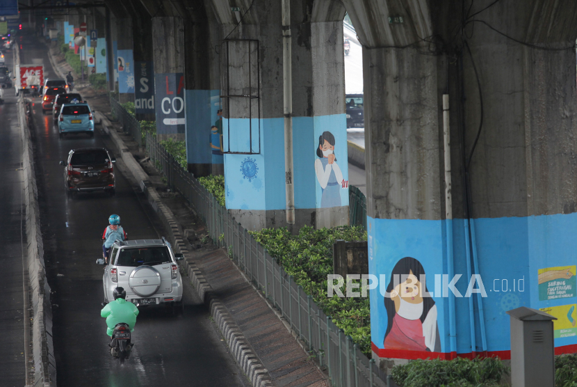 Mural bertema pencegahan Covid-19 menghiasi dinding tiang tol di kawasan Sunter, Jakarta. Pada Senin (14/12), DKI Jakarta menyumbangkan angka tertinggi yakni 1.506 orang dengan positif Covid-19.