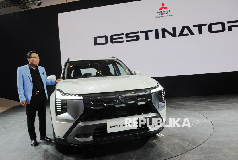 President Director PT MMKSI Atsushi Kurita menyampaikan paparan saat peluncuran mobil  Mitsubishi Destinator di pamerkan pada ajang Gaikindo Indonesia International Auto Show (GIIAS) 2025 di ICE BSD, Tangerang, Banten, Rabu (23/7/2025). Mitsubishi Motors meluncurkan mobil terbaru nya All New Destinator dengan model midsize SUV yang diproduksi di pabrik perakitan Mitsubishi Motors Krama Yudha Indonesia yang akan dipasarkan secara global dengan fokus pada kawasan ASEAN. Pada gelaran GIIAS 2025 kali ini, Mitsubishi resmi meluncurkan harga kendaraan mobil Mitsubishi Destinator model midsize SUV dengan tiga tipe yakni tipe GLS seharga Rp385 juta, tipe Exceed Rp405 juta, tipe Ultimate Rp465 juga dan tipe Ultimate Premium Rp495 juta. Harga tersebut merupakan harga spesial launching yang berlaku hingga akhir September 2025. Seluruh harga tersebut merupakan harga on the road (OTR) Jakarta