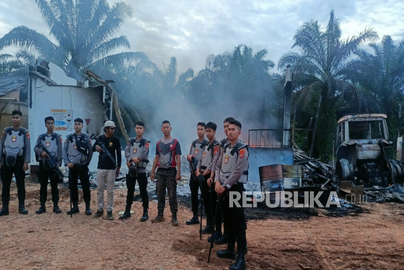 Polda Lampung amankan lokasi pembakaran perusahaan sawit di Kampung Bumi Agung Kecamatan Bahuga, Kabupaten Waykanan, Lampung, Senin (30/1/2023).  