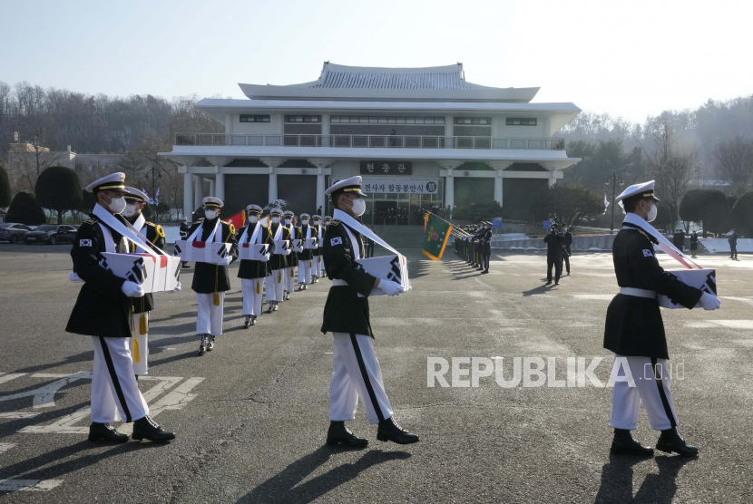  Penjaga kehormatan Korea Selatan membawa 18 jenazah tentara Korea Selatan yang tidak diketahui, yang ditemukan di bekas medan pertempuran tahun ini, selama upacara bersama untuk berdoa bagi arwah orang yang meninggal selama Perang Korea, di Pemakaman Nasional di Seoul, Korea Selatan, Senin, 20 Desember 2021.