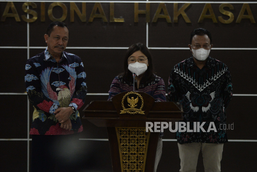 Ketua Komnas Perempuan, Andy Yentriyani (tengah) memberikan keterangan pers di Jakarta, Senin (8/8/2022). 