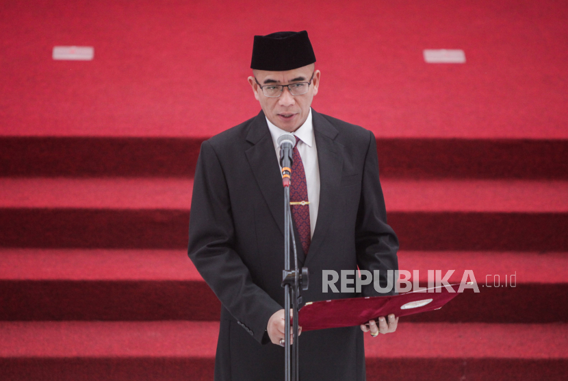 Ketua KPU Hasyim Asyari memimpin pengucapan sumpah janji saat pelantikan anggota KPU daerah di Gedung KPU, Jakarta, Ahad (24/3/2024).