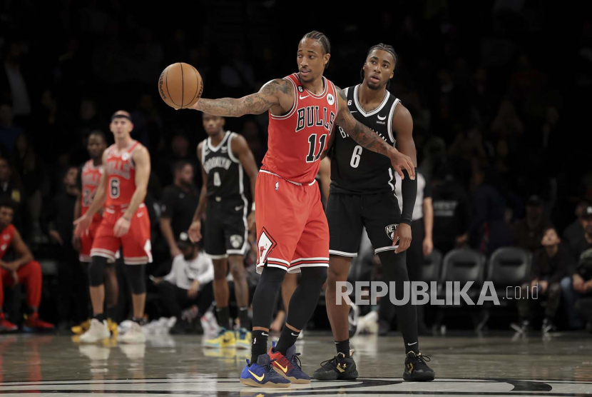  Pemain depan Chicago Bulls DeMar DeRozan (11) memegang bola saat pemain depan Brooklyn Nets David Duke Jr. (6) bertahan selama paruh kedua pertandingan bola basket NBA Selasa, 1 November 2022, di New York.