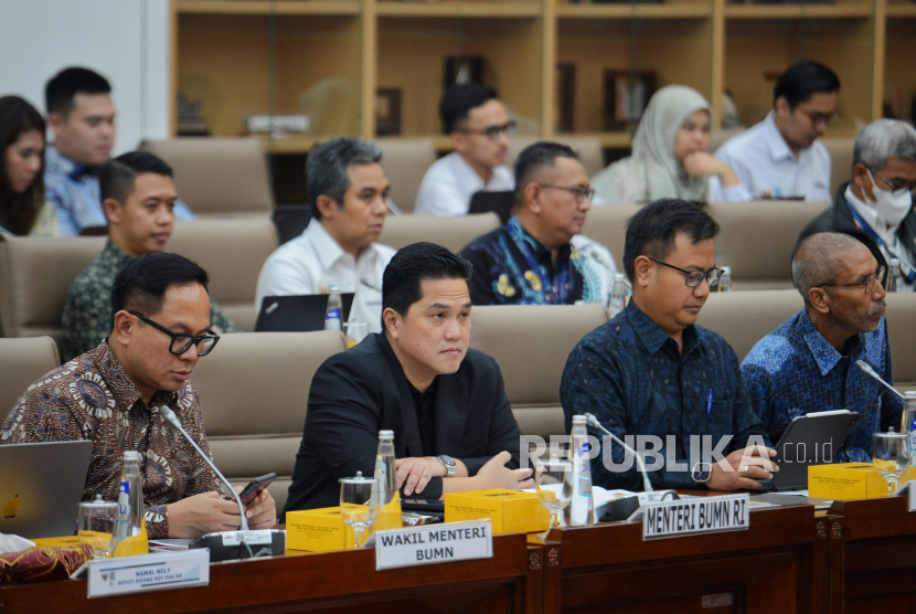 Menteri BUMN Erick Thohir (kedua kiri) saat menghadiri rapat kerja bersama Komisi VI DPR RI, di Gedung Nusantara I, Kompleks Parlemen, Jakarta, Senin (4/12/2023). 