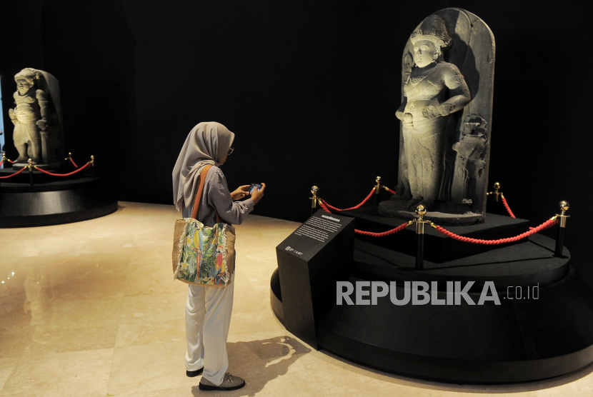 Jurnalis mengamati arca Nandiswara saat tur pembukaan kembali Museum Nasional Indonesia, Jakarta, Jumat (11/10/2024). Museum Nasional Indonesia atau yang dikenal dengan Museum Gajah, merupakan salah satu museum tertua dan terbesar di Asia Tenggara tersebut akan kembali dibuka untuk umum pada 15 Oktober 2024 mendatang usai enam ruangan di gedung A mengalami kebakaran pada 16 Oktober tahun lalu.