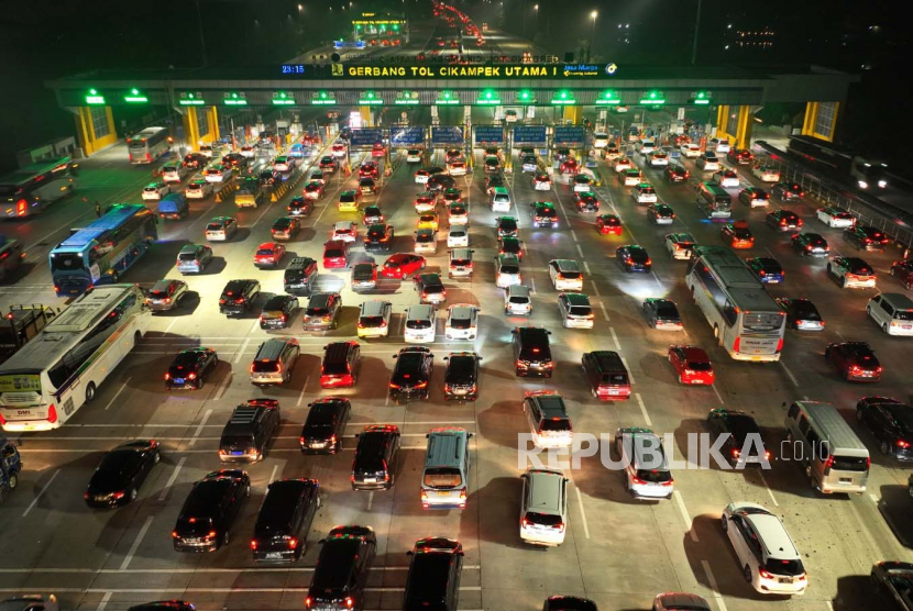 Kepadatan lalu lintas di Gerbang  Tol Cikampek Utama I, Selasa (18/4/2023) malam. 