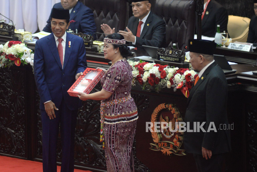 Presiden Joko Widodo memberikan RUU tentang APBN Tahun Anggaran 2024 berserta nota keuangannya dan dokumen pendukungnya kepada Ketua DPR Puan Maharani.