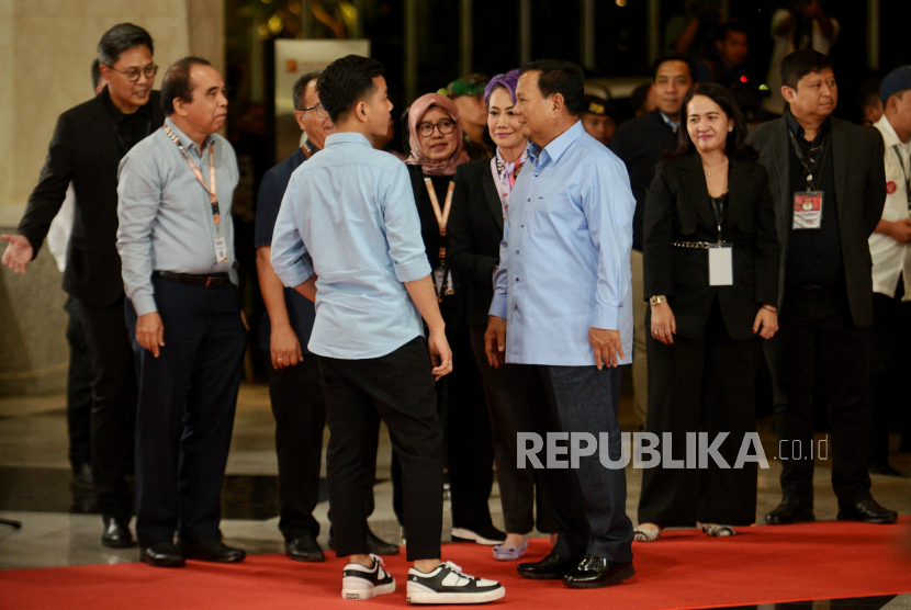 Capres dan cawapres nomor urut 2 Prabowo Subianto dan Gibran Rakabuming Raka tiba di lokasi untuk mengikuti sesi Debat Kedua Calon Wakil Presiden Pemilu 2024 di Jakarta, Jumat (22/12/2023). 