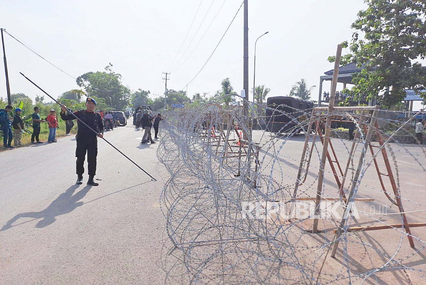  Upaya pengamanan berlapis disiapkan Polres Indramayu saat mengamankan aksi demonstrasi di depan Ma’had Al-Zaytun, Kecamatan Gantar, Kabupaten Indramayu, Jawa Barat, Kamis (15/6/2023).