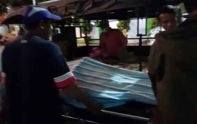 Tak Mampu Sewa Ambulans, Jenazah Pasien di Probolinggo Diangkut Motor Roda Tiga