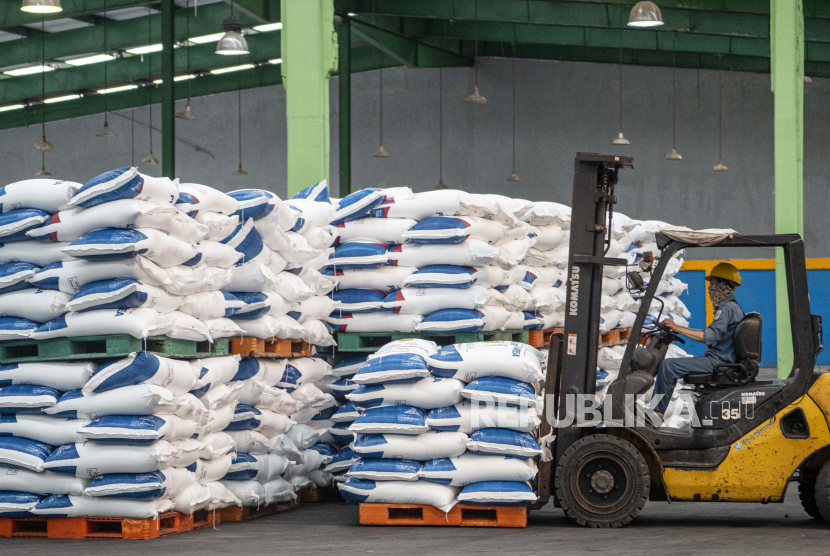 Pekerja menggunakan alat berat untuk memindahkan tumpukan pupuk di pabrik pengantongan. Anggota holding PT Pupuk Indonesia, PT Pupuk Kalimantan Timur (PKT), mendorong seluruh insinyur perusahaan mengikuti Program Profesi Insinyur (PPI) sesuai asas profesionalitas, dalam meningkatkan kualitas profesi dengan mengembangkan diri secara berkelanjutan. 