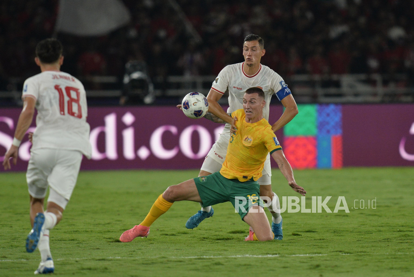 Pemain Timnas Indonesia Jay Idzes berebut bola dengan pemain Australia saat pertandingan Kualifikasi Piala Dunia 2026 di Stadion GBK, Senayan, Jakarta, Selasa (10/9/2024).