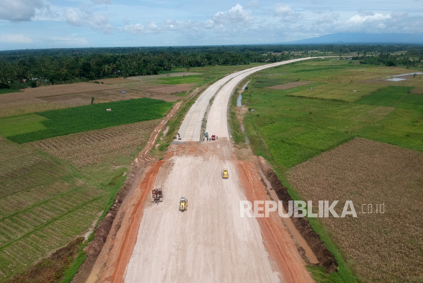 Foto udara Tol Trans Sumatra. memulai persiapan pembangunan jalan tol Padang-Pekanbaru seksi Pangkalan-Payakumbuh.
