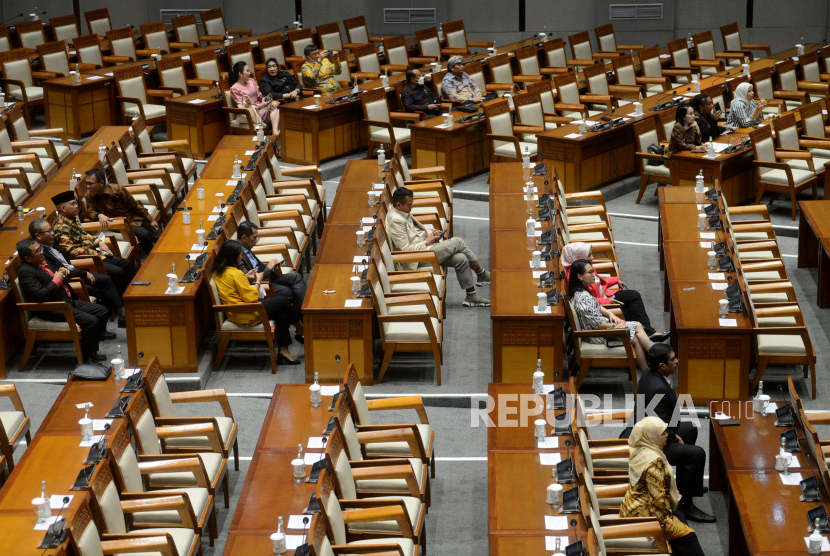Sejumlah anggota DPR mengikuti jalannya Sidang Paripurna DPR di kompleks Parlemen, Senayan, Jakarta, Selasa (14/2/2023). Sidang Paripurna DPR menyetujui Filianingsih menjadi Deputi Gubernur BI setelah keputusan hasil uji kelayakan dan kepatutan oleh seluruh fraksi. 