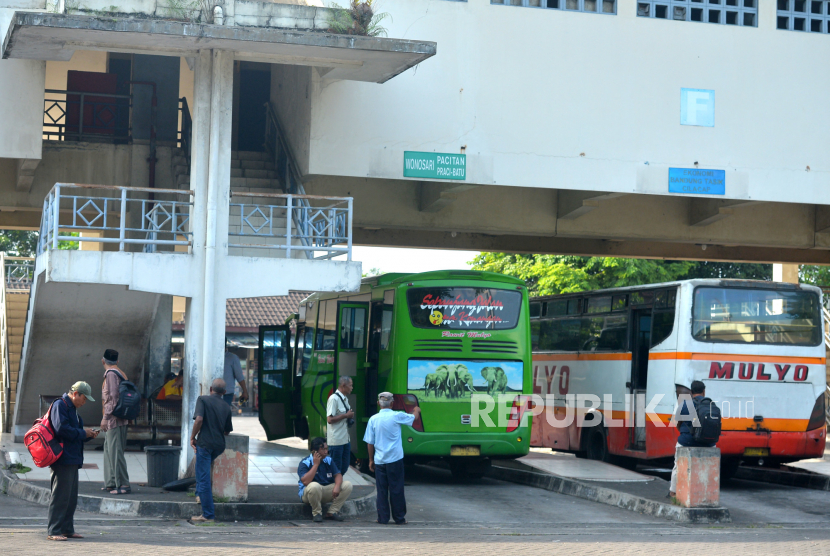 Bus antarkota antarprovinsi (AKAP) menunggu penumpang di Terminal Bus Giwangan, Yogyakarta, llustrasi