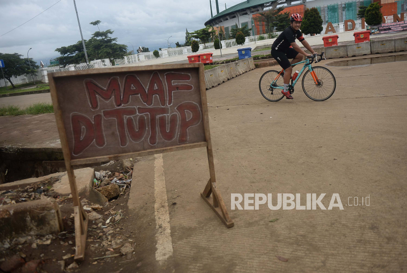 Pemkab Bogor Larang Resepsi Pernikahan Selama Dua Pekan. Warga dengan menggunakan sepeda meninggalkan kawasan Stadion Pakansari, Kabupaten Bogor, Jawa Barat.