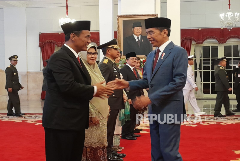Presiden Jokowi saat memberikan ucapan selamat kepada sejumlah pejabat yang dilantik hari ini, di antaranya Mentan Andi Amran Sulaiman dan KSAD Agus Subiyanto di Istana Negara, Jakarta, Rabu (25/10/2023).
