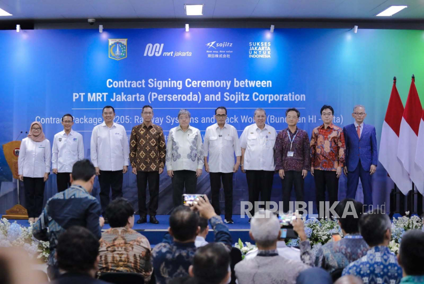 PT MRT Jakarta melakukan Penandatanganan Contract Package (CP) 205 dengan konsultan perencanaan pembangunan asal Jepang, Sojitz Corporation, di Stasiun MRT Bundaran HI, Jakarta Pusat, pada Rabu (17/4/2024). 
