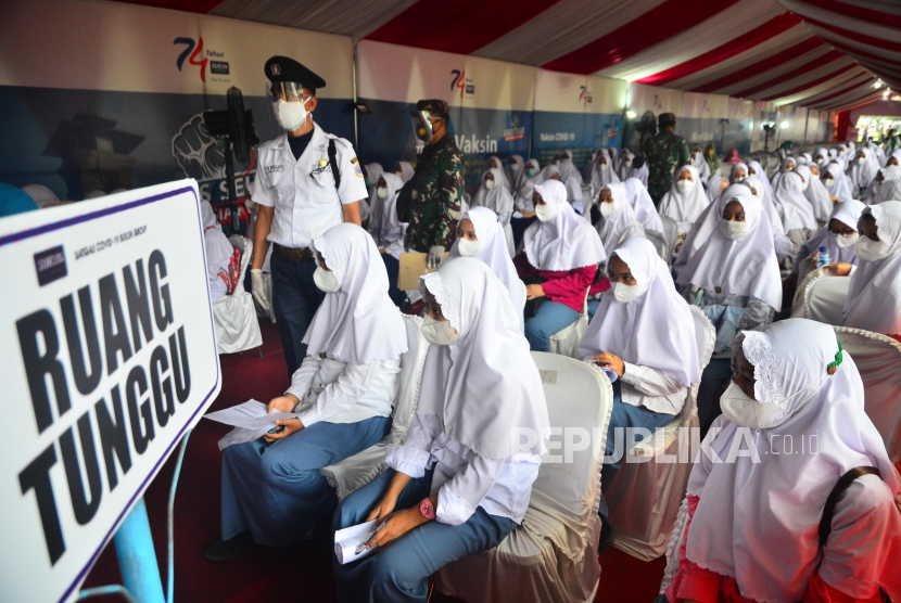 Pelajar antre mengikuti vaksinasi massal Covid-19 di Kudus, Jawa Tengah, Selasa (28/9/2021). Sebanyak 3.000 pelajar mengikuti kegiatan vaksinasi sebagai upaya mendukung pemerintah penganan pandemi dan percepatan vaksinasi di Indonesia. 