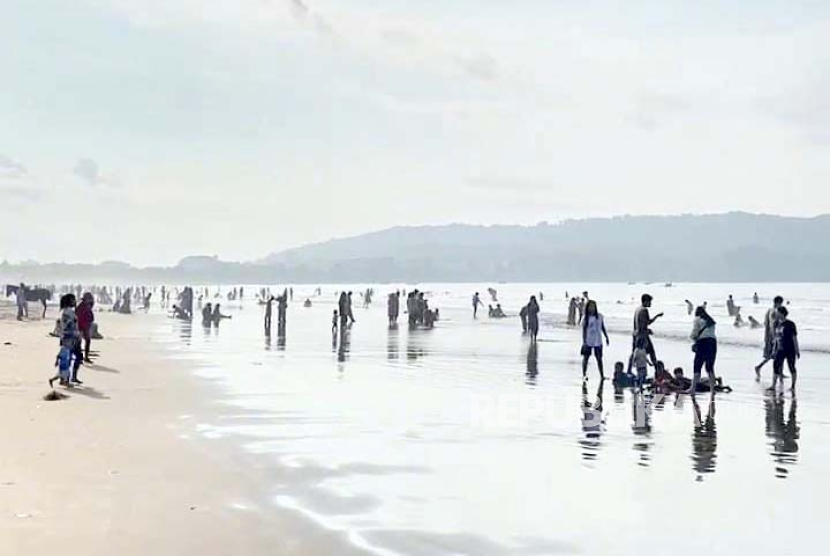 Suasana di Pantai Pangandaran, Kabupaten Pangandaran, pascagempa pada Kamis (28/12/2023) pagi.