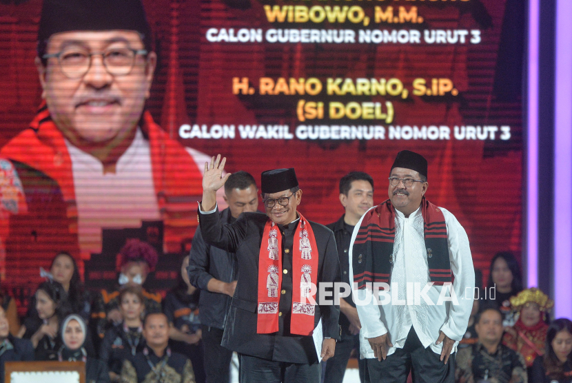 Pasalon Gubernur dan Wakil Gubernur DKI Jakarta nomor urut 3 Pramono Anung dan Rano Karno menyapa pendukung saat mengikuti debat ketiga pasangan Calon Gubernur dan Wakil Gubernur DKI Jakarta tahun 2024 di Hotel Sultan, Jakarta, Ahad (17/11/2024). Debat terakhir tersebut mengangkat tema Lingkungan Perkotaan dan Perubahan Iklim yang dibagi atas enam subtema, yakni penanganan banjir, penataan pemukiman, penurunan emisi dan polusi udara serta transisi energi terbarukan, pengelolaan sampah, ketersediaan air bersih, kota layak huni dan penataan ruang terbuka hijau.