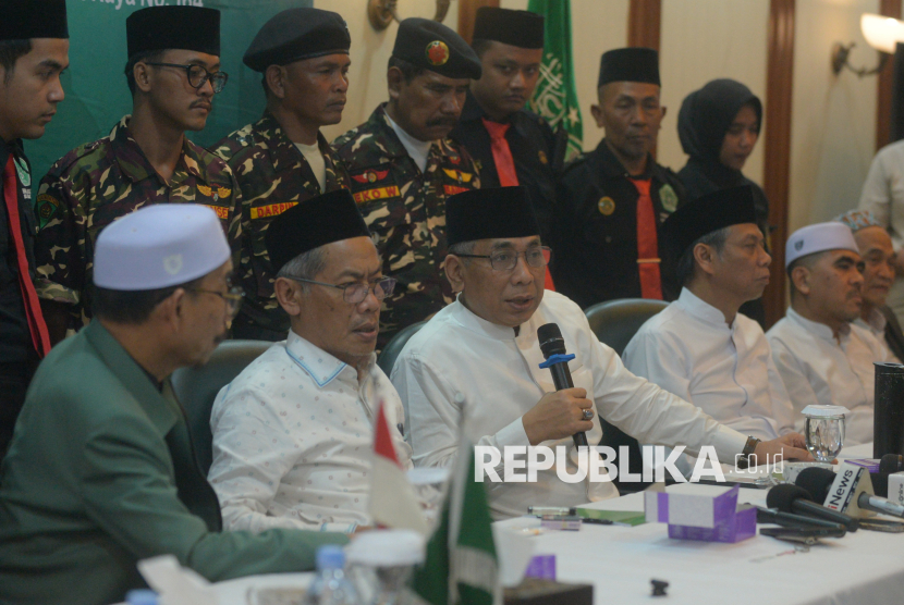 Ketua Umum PBNU KH Yahya Cholil Staquf memberikan keterangan usai melakukan silaturahmi alim ulama di Gedung PBNU, Jakarta, Ahad (23/11/2025). Silaturahmi ini membahas sekaligus meminta masukan dari para kiai dan alim ulama di tengah ramainya isu pemakzulan terhadap Ketua Umum PBNU KH Yahya Cholil Staquf.