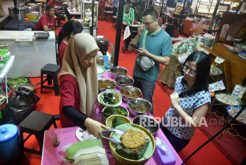 Pengunjung memilih makanan saat Festival Kuah-Kuah Nusantara di Lippo Plaza Ekalokasari, Bogor, Jawa Barat.