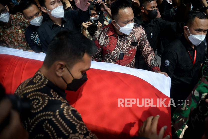 Petugas mengangkat peti jenazah almarhum Menpan-RB Tjahjo Kumolo di Rs Abdi Waluyo, Jakarta, Jumat (1/7/2022). Tjahjo Kumolo tutup usia pada Jumat pukul 11.10 WIB karena sakit setelah dirawat secara intensif dan rencananya akan di makamkan di TMP Kalibata. Tjahjo Kumolo Meninggal di Hari Jumat, Ini Keutamaannya Menurut Islam