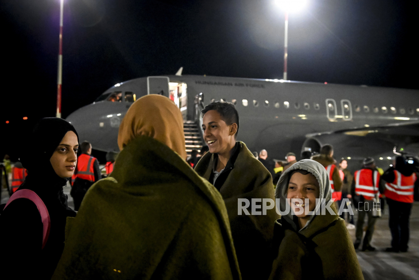 Pengungsi dari Sudan meninggalkan Airbus A319 Angkatan Udara Hongaria setelah mendarat di Pangkalan Udara Kecskemet di Kecskemet, Hongaria, (27/4/2023). Angkatan Bersenjata Hongaria, bekerja sama dengan kementerian luar negeri dan dalam negeri, mengevakuasi 32 orang, termasuk AS, Kanada, Norwegia, Turki dan warga negara Sudan, serta tujuh warga Hongaria dalam operasi khusus. Bentrokan bersenjata berat antara militer Sudan dan kelompok paramiliter saingan telah terjadi di ibu kota Khartoum dan bagian lain negara itu sejak 15 April 2023.