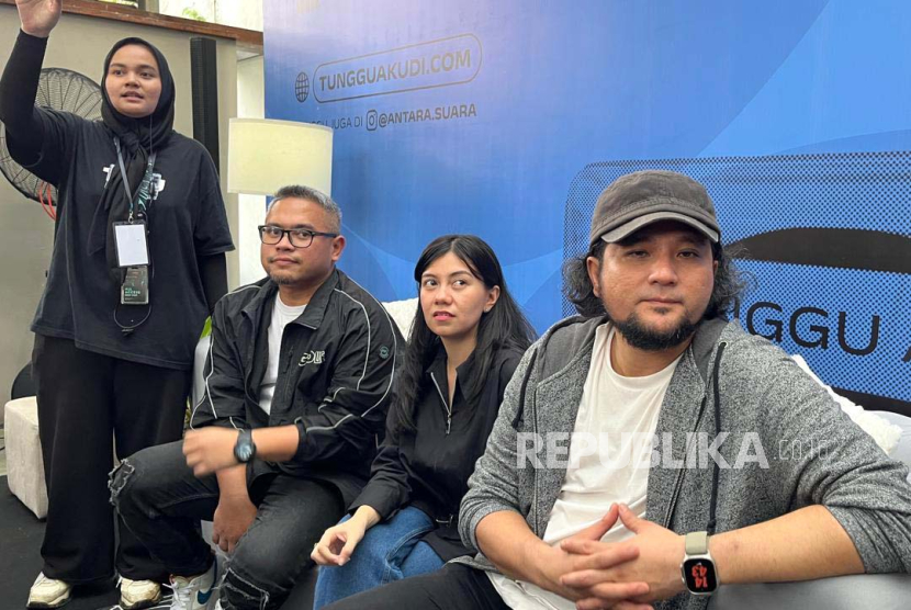 Event Director Goldlive Indonesia, Faqih Mulyawan, CEO Antara Suara, Andri Verraning Ayu, dan pemain bass Sheila on 7, Adam Subarkah dalam jumpa pers tur konser Tunggu Aku Di, Jakarta Selatan, Rabu (17/4/2024). 