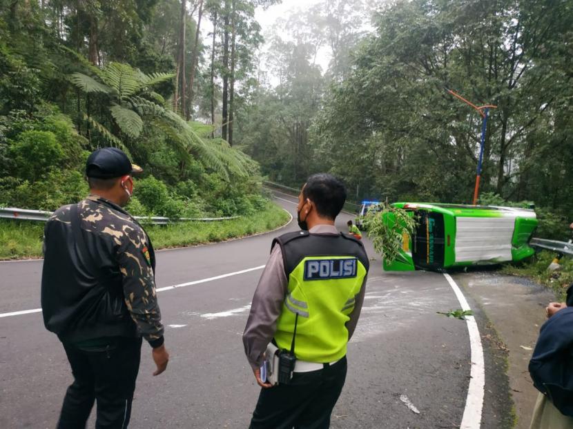 Rem Blong, Minibus Rombongan Ponpes Asal Sidoarjo Terguling di Magetan