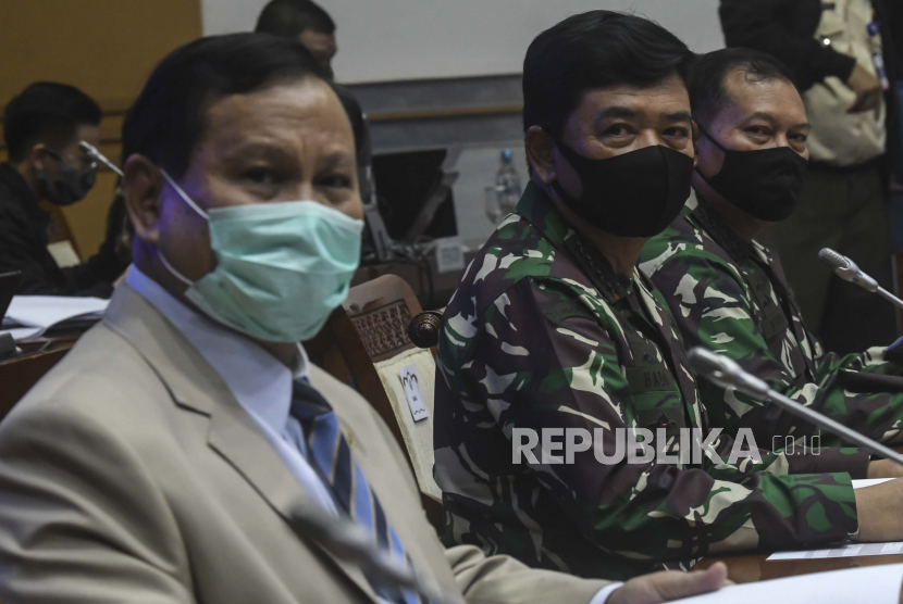 Menteri Pertahanan (Menhan) Prabowo Subianto (kiri) 