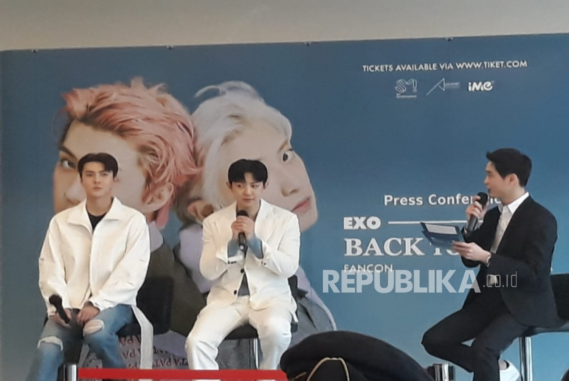 Sehun dan Chanyeol yang tergabung dalam subunit grup EXO-SC berbicara dalam konferensi pers menjelang konsernya di Jakarta, Sabtu (4/2/2023).