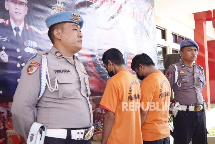 Petugas kepolisian tengah memperlihatkan dua orang pelaku dokter gadungan berinisial SM dan RI yang membuka praktik aborsi secara online di Mapolresta Bandung, Senin (6/11/2023). 