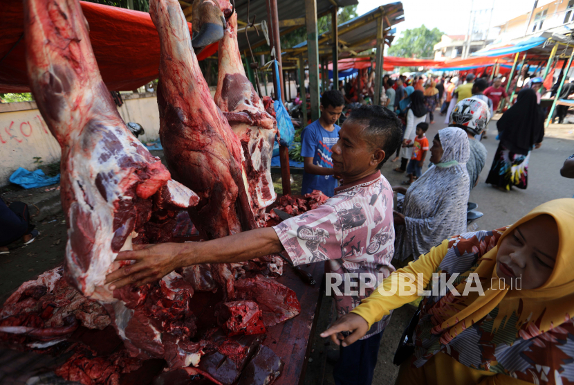 Harga daging sapi di sejumlah pasar tradisional Baturaja, Kabupaten Ogan Komering Ulu, Sumatera Selatan, sejak beberapa hari terakhir naik menembus angka Rp164.000 per kilogram.
