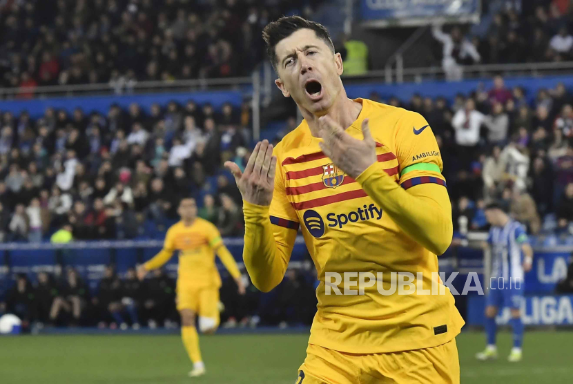 Robert Lewandowski dari Barcelona melakukan selebrasi setelah mencetak gol pembuka timnya pada pertandingan sepak bola La Liga antara Deportivo Alaves dan FC Barcelona di stadion Medizorrosa di Vitoria, Spanyol, Ahad (4/2/2024) dini hari WIB.