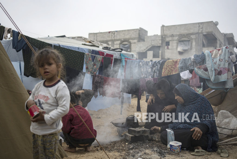  Warga Palestina yang terlantar akibat serangan Israel di Jalur Gaza tampak berada di kamp pengungsian di area Muwasi, Kamis (28/12/2023).