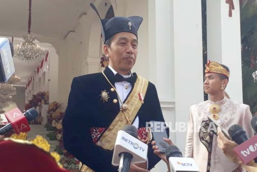 Presiden Jokowi mengenakan pakaian adat Ageman Songkok Singkepan Ageng yang dkkenakan oleh para Raja Pakubuwono Surakarta, saat menghadiri di perayaan HUT RI ke-78 di halaman depan Istana Merdeka Jakarta, Kamis (17/8/2023).