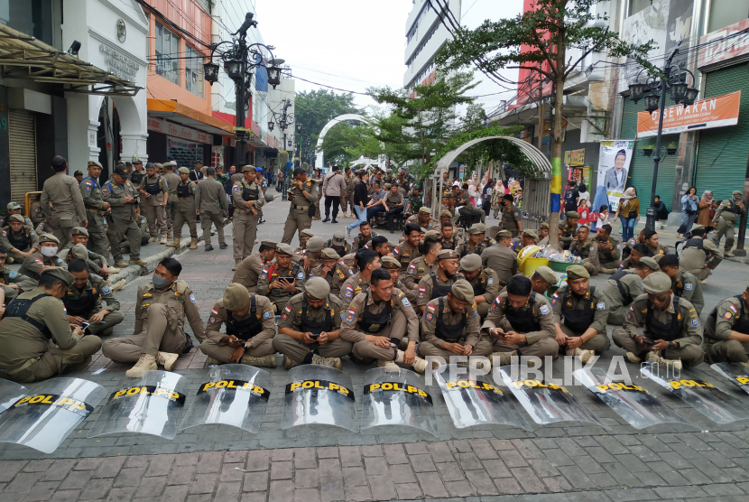 Petugas satpol PP berjaga-jaga di Jalan Dalem Kaum, kawasan Alun-alun Kota Bandung, setelah penertiban pedagang kaki lima (PKL)