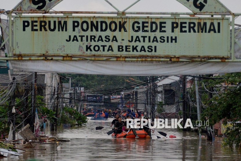 Petugas gabungan mengevakuasi korban banjir di Pondok Gede Permai, Bekasi, Jawa Barat, Selasa (4/3/2025). Pemprov Jakarta menerjunkan ratusan petugas membantu penanganan bencana banjir di Kota Bekasi.