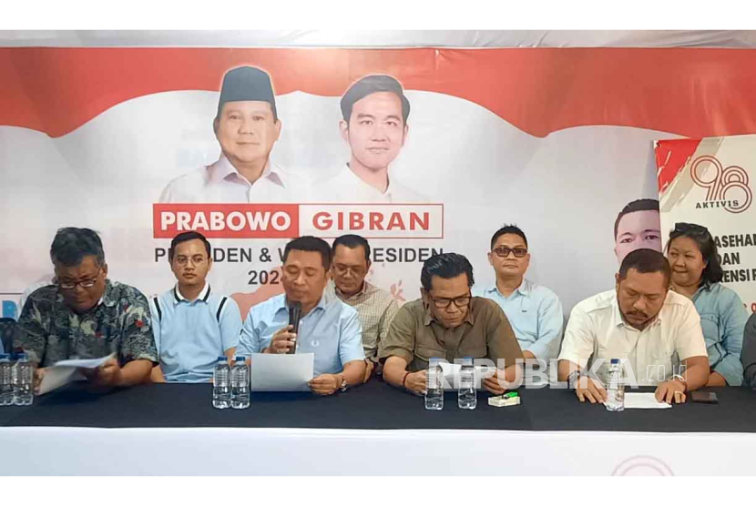 Perwakilan kelompok Aktivis 98 Untuk Prabowo-Gibran, Mardiansyah Semar saat konferensi pers di kawasan Jatinegara, Jakarta Timur, Rabu (29/11/2023). 