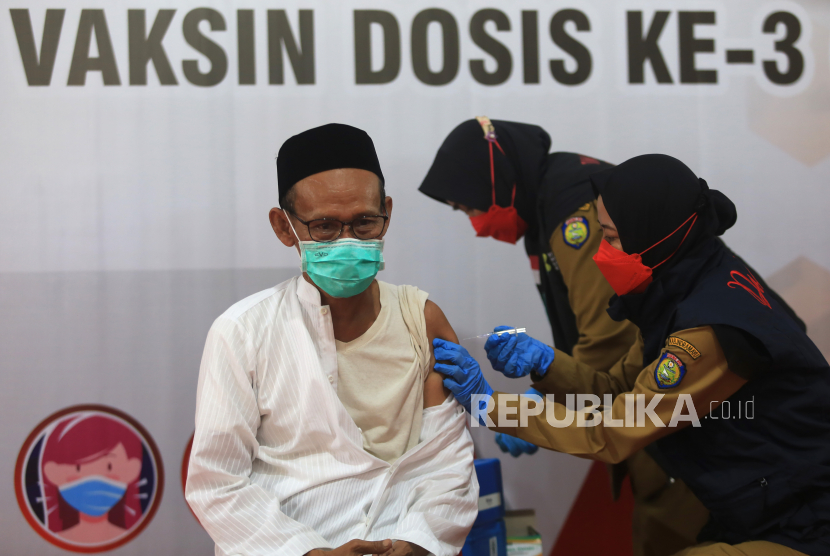 Petugas kesehatan menyuntikkan vaksin dosis ketiga (booster) jenis Pfizer kepada warga di Pendopo Indramayu, Jawa Barat, Selasa (18/1/2022). Pemerintah Kabupaten Indramayu memberikan vaksinasi dosis ketiga (booster) pada tahap awal dengan prioritas petugas pelayan publik. 