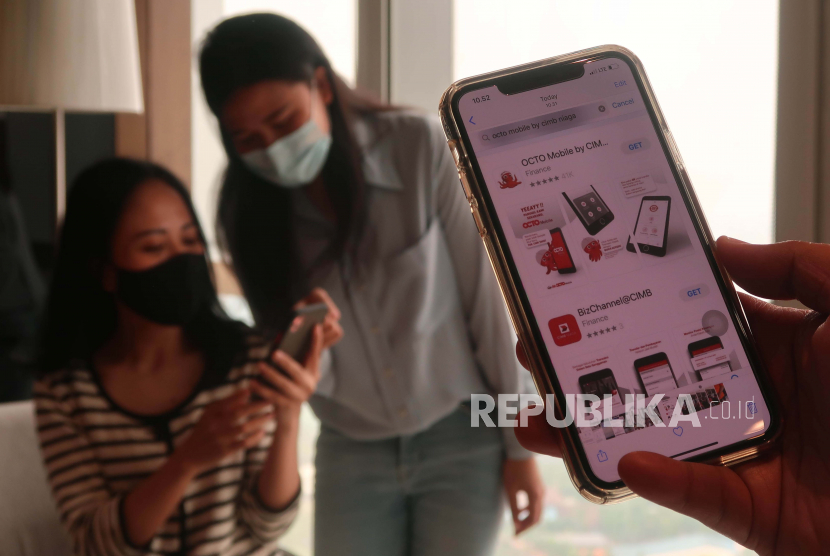 Nasabah melakukan registrasi OCTO Mobile (mobile banking CIMB Niaga) melalui handphonenya di Jakarta. ilustrasi Foto: darmawan/republika