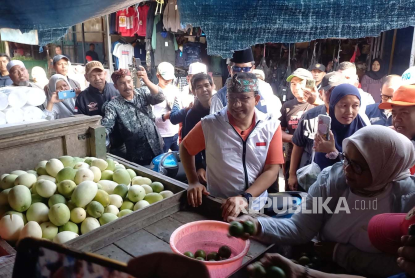 Anies Baswedan saat berkunjung ke Pasar Cikurubuk Kota Tasikmalaya, Sabtu (2/9/2023). 