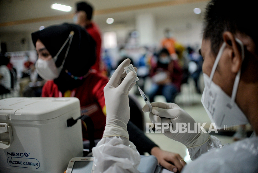 Tenaga kesehatan menyuntikan vaksin Covid-19 Astrazeneca kepada pekerja ritel di GOR Tanjung Duren, Jakarta Barat, Senin (24/5). Berdasarkan data Kementerian Kesehatan, jumlah penerima vaksin Covid-19 dosis pertama pada Minggu (23/5) sebanyak 14.890.933 orang atau bertambah 75.267 dibanding satu hari sebelumnya dengan target 40.349.049 orang mendapat vaksinasi Covid-19 di Indonesia. Republika/Thoudy Badai
