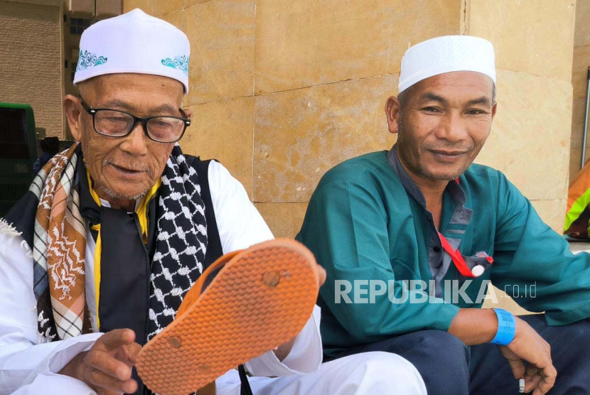 Salim Engeng (70 tahun) dan Abu Bakar Adami (50) jamaah haji dari Kabupaten Bener Meriah, Aceh di depan hotel Kiswah Tower, Makkah, Kamis (8/6/2023). 