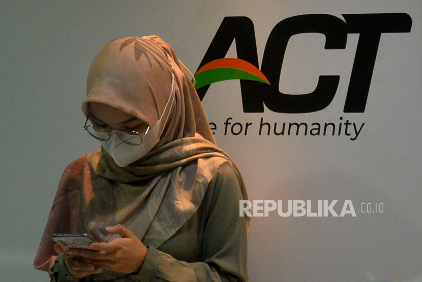 Pegawai beraktivitas di kantor Aksi Cepat Tanggap (ACT), Menara 165, Jakarta, Rabu (6/7/22).Prayogi/Republika